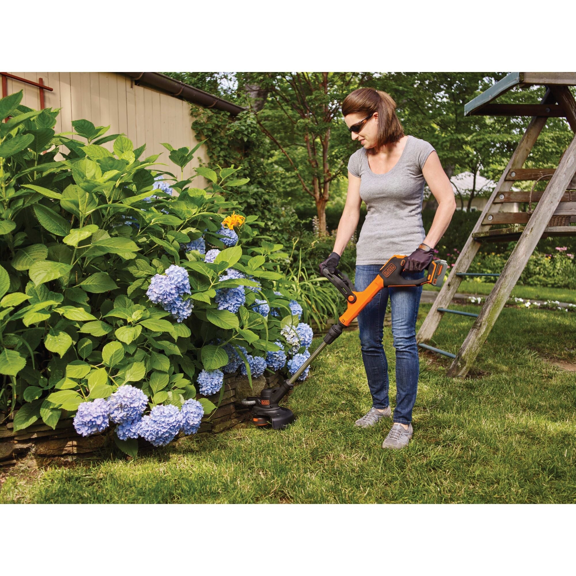 20V MAX* EASYFEED™  Cordless String Trimmer and Edger, 2.5 Amp Hour Battery and Charger Included